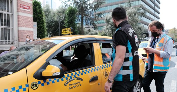 Police officers inspect a taxi in Mecidiyeköy, in Istanbul, Turkey, Sept. 13, 2021. (İHA PHOTO) 