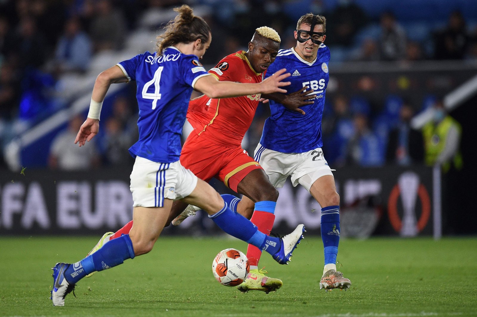Napoli forward Victor Osimhen (C) vies with Leicester City's Çağlar Söyüncü (L) and Timothy Castagne during a Europa League match at the King Power Stadium in Leicester, England, Sept. 16, 2021. (AFP Photo)