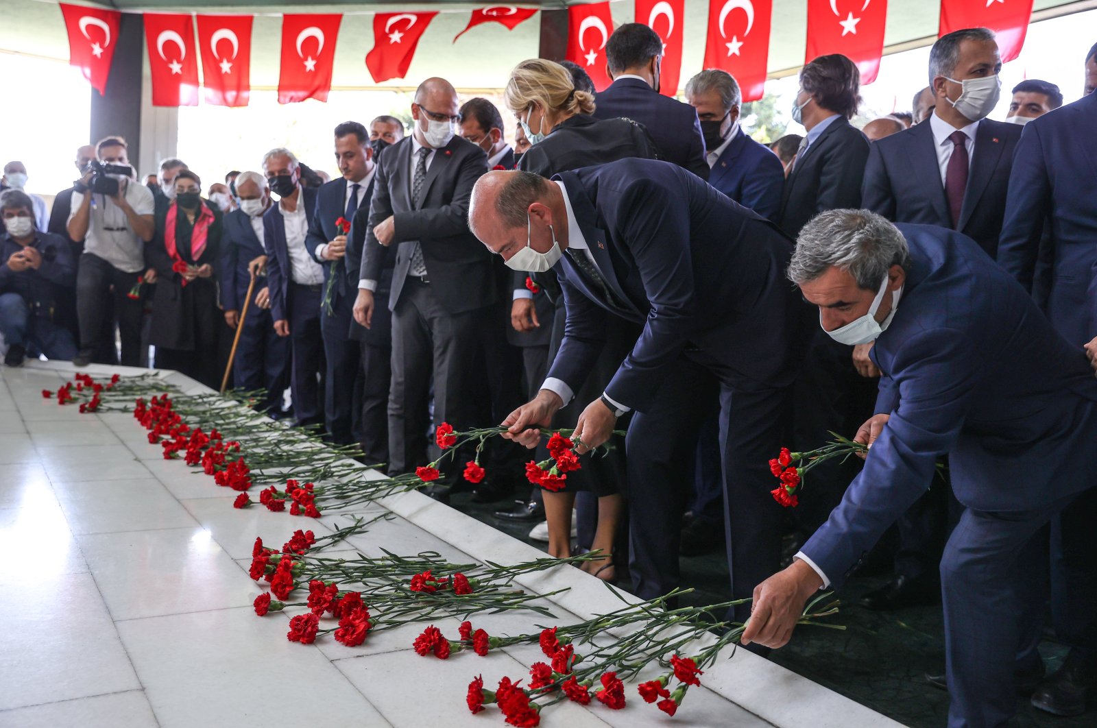 Interior Minister Süleyman Soylu and the visitors leave flowers at the graves of former Prime Minister Adnan Menderes and his two ministers Fatin Rüştü Zorlu and Hasan Polatkan Menderes, who were hanged by putschists, in Istanbul, Turkey, Sept. 17, 2021. (AA PHOTO)