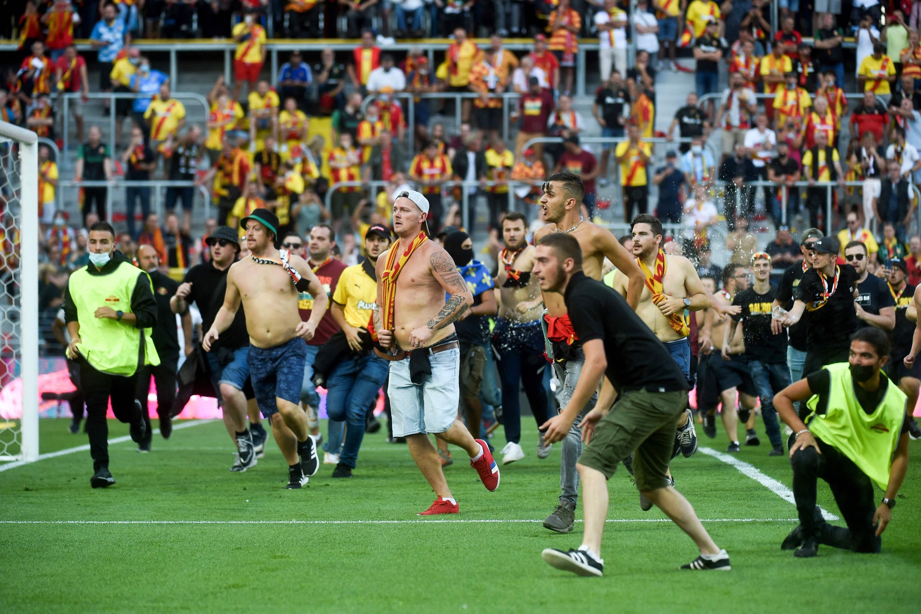 Lens supporters invade the pitch during the French Ligue 1 match against Lille at the Stade Bollaert-Delelis in Lens, France, Sept. 18, 2021. (AFP Photo)