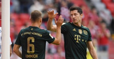 Bayern Munich's Joshua Kimmich celebrates scoring their sixth goal with Robert Lewandowski, Munich, Sept. 18, 2021. (Reuters Photo)