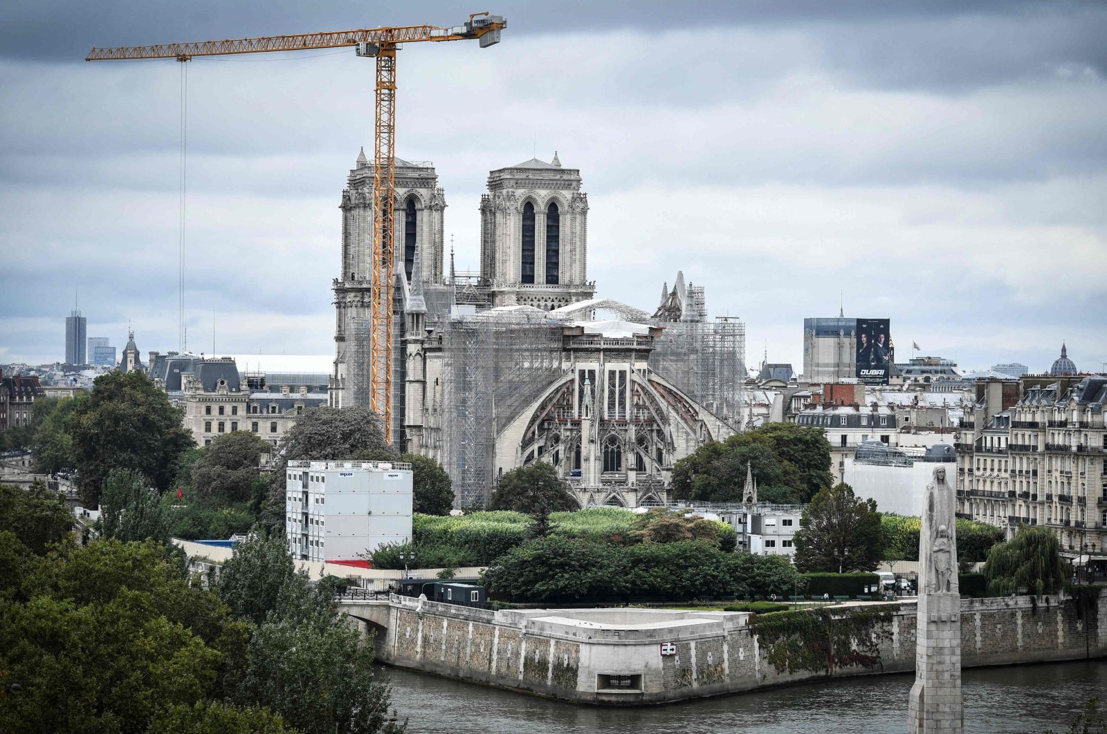 A giant crane outside Notre-Dame Cathedral, Paris, France, Aug. 19, 2021. (AFP Photo)