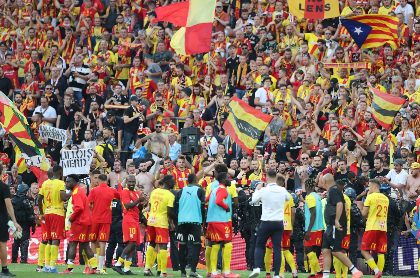 RC Lens players celebrate after the French Ligue 1 victory over Lille at the Stade Bollaert-Delelis in Lens, France, Sept. 18, 2021. (Reuters Photo)