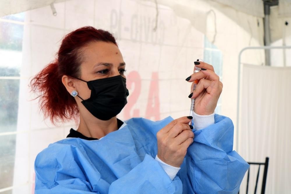 A nurse handles a COVID-19 jab during vaccination efforts in northwestern Düzce province on Sept. 16, 2021 (IHA Photo)