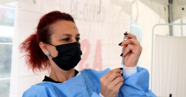 A nurse handles a COVID-19 jab during vaccination efforts in northwestern Düzce province on Sept. 16, 2021 (IHA Photo)