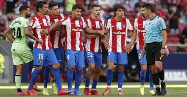 Atletico Madrid players protest a decision by the referee in a La Liga match against Athletic Bilbao, Madrid, Spain, Sept. 18, 2021. (AA Photo)