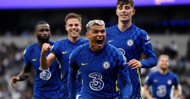 Chelsea's Thiago Silva celebrates with his teammates, after scoring his team's first goal against Tottenham at Tottenham Hotspur Stadium, London, U.K., Sept. 19, 2021. (Reuters Photo)