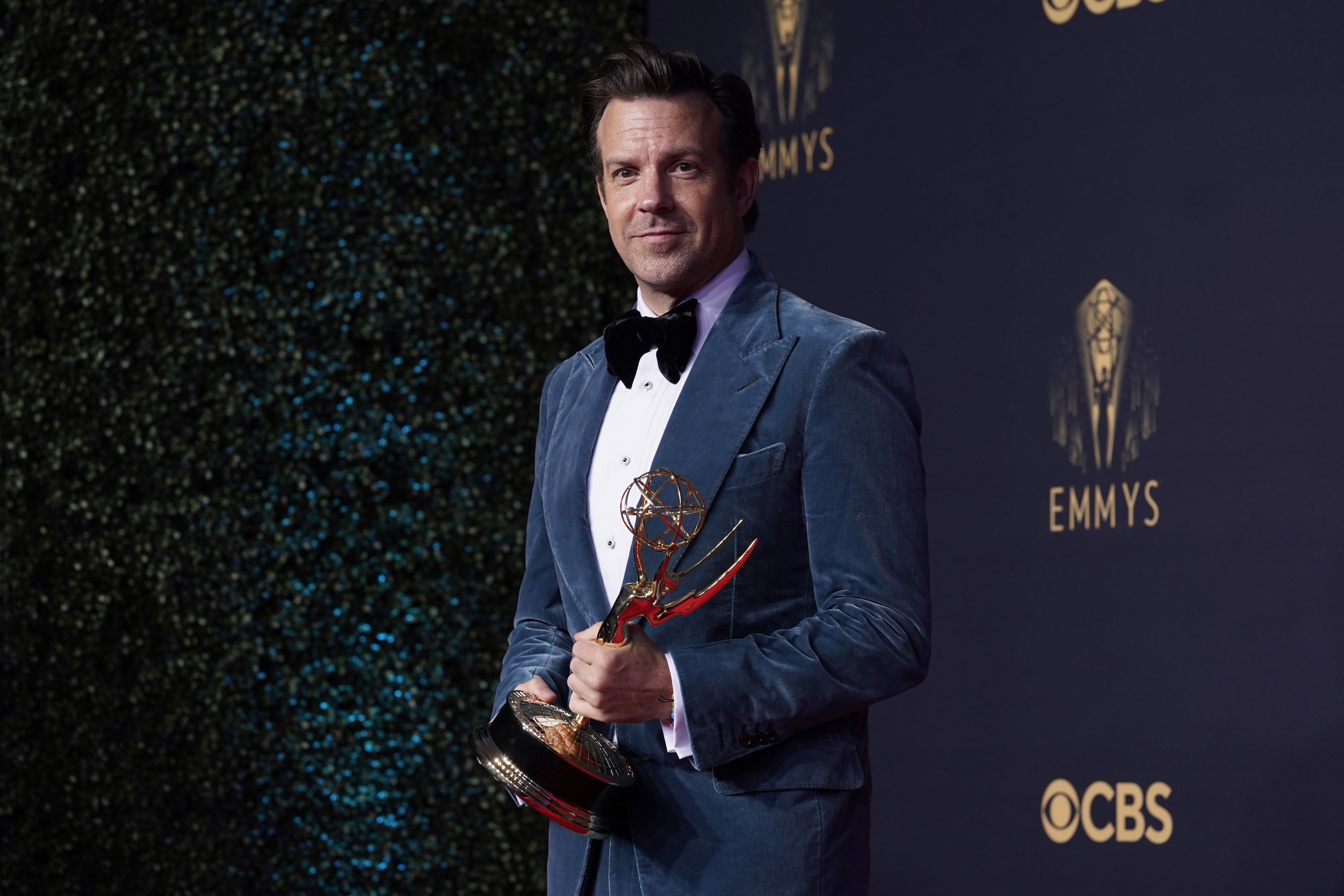 Jason Sudeikis, winner of the award for outstanding lead actor in a comedy series for 'Ted Lasso,' poses the 73rd Primetime Emmy Awards at L.A. Live in Los Angeles, California, U.S., Sept. 19, 2021. (AP Photo)