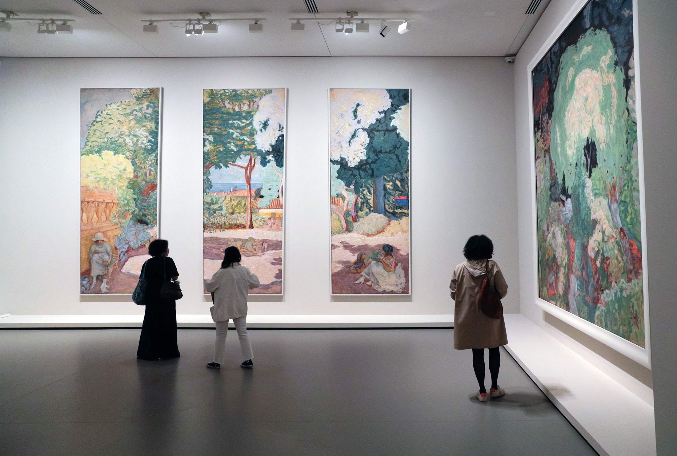 Visitors look at paintings by French painter Pierre Bonnard during a press visit of the exhibition 'Morozov Collection: Icons Of Modern Art' at the Fondation Louis Vuitton in Paris, France, Sept. 15, 2021. (AFP Photo)