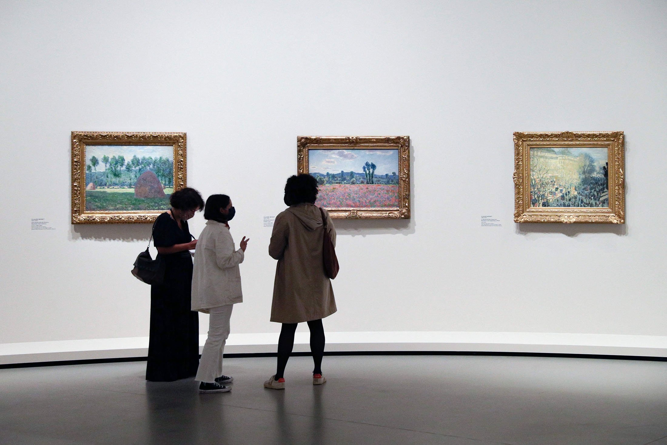 Visitors look at paintings by French painter Pierre Bonnard during a press visit of the exhibition "Morozov Collection: Icons Of Modern Art" at the Fondation Louis Vuitton in Paris, France, Sept. 15, 2021. (AFP Photo)