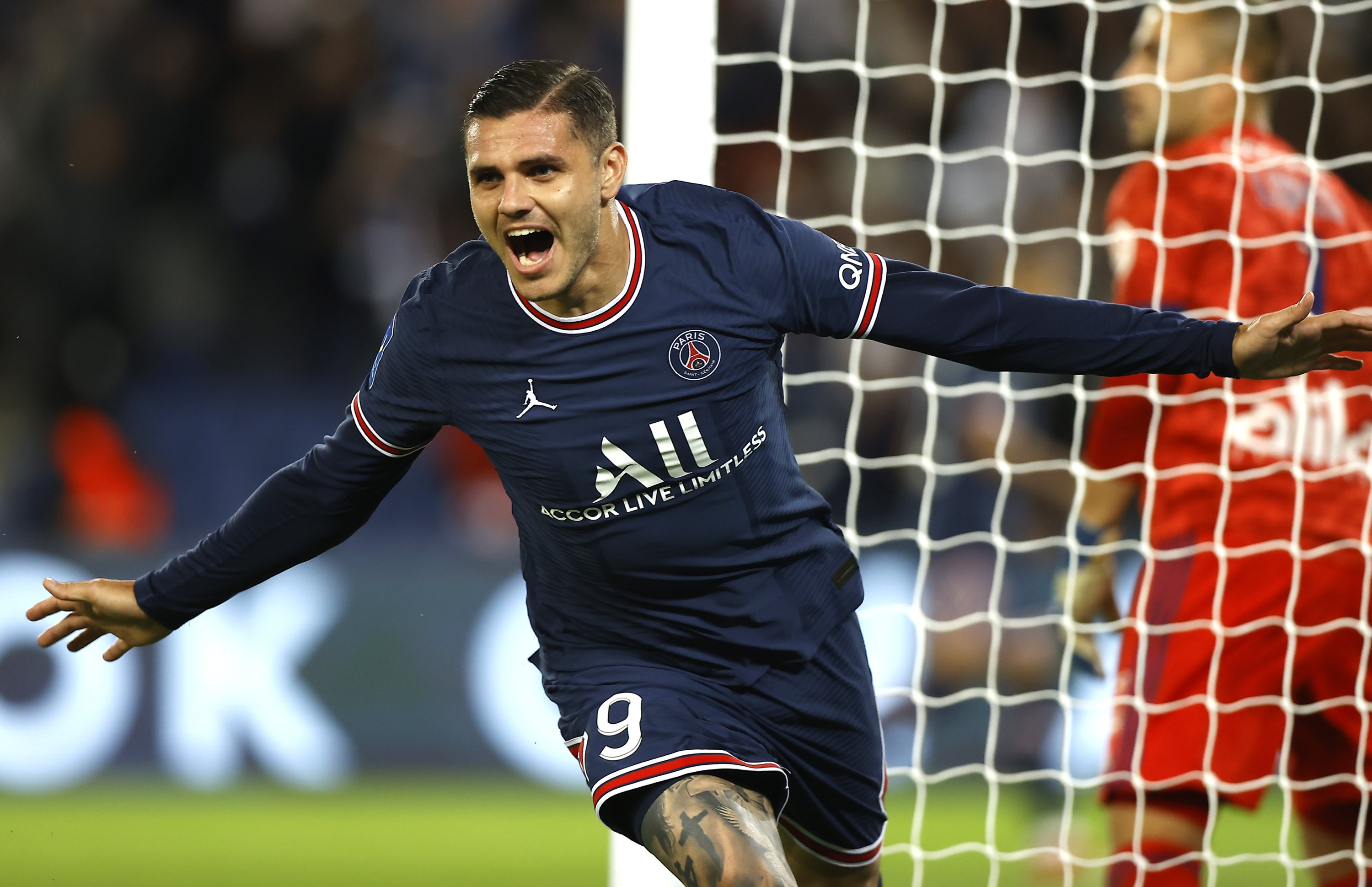Icardi grabs PSG winner over Lyon as Messi subbed in home debut