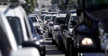 Heavy vehicular traffic is seen in the Ocean Beach neighborhood ahead of the Fourth of July holiday, in San Diego, California, U.S., July 3, 2020. (Reuters Photo)