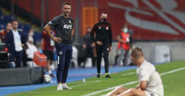Fenerbahçe coach Vitor Pereira looks at a player from the sidelines during a Süper Lig match against Başakşehir, Istanbul, Turkey, Sept. 20, 2021. (AA Photo)