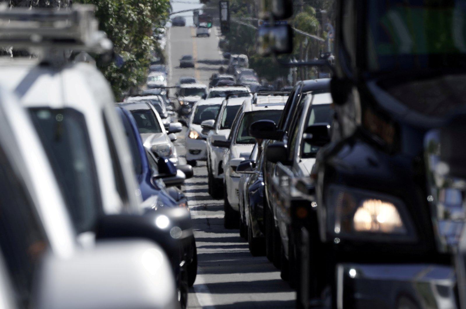 Heavy vehicular traffic is seen in the Ocean Beach neighborhood ahead of the Fourth of July holiday, in San Diego, California, U.S., July 3, 2020. (Reuters Photo)