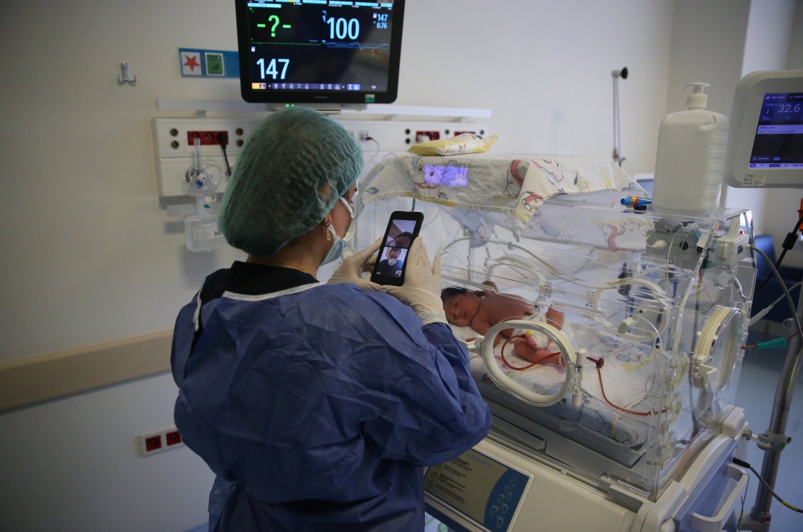 A nurse shows an infected mother her newborn baby via a video phonecall at a hospital, in Eskişehir, central Turkey, Aug. 21, 2021. (AA PHOTO) 