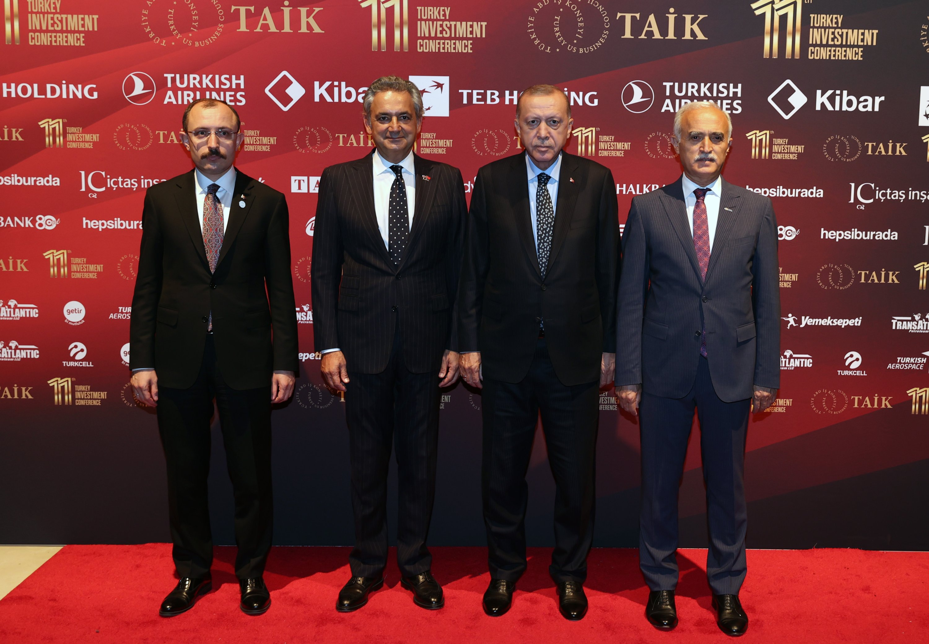President Recep Tayyip Erdoğan (2nd R), Trade Minister Mehmet Muş (L), Turkey-U.S. Business Council (TAIK) Chairperson Mehmet Ali Yalçındağ (2nd L) and Foreign Economic Relations Board (DEIK) Head Nail Olpak during the 11th Turkey Investment Conference, in New York, U.S., Sept. 21, 2021. (AA Photo)