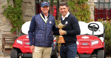U.S. Ryder Cup captain Steve Stricker (L) greets European Ryder Cup captain Padraig Harrington prior to the start of the Ryder Cup at Whistling Straits, Kohler, Wisconsin, U.S., Sept. 20, 2021. (AFP Photo)