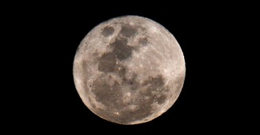 The full moon rises over Bondi Beach in Sydney, Australia, Sept. 21, 2021. (AFP Photo)