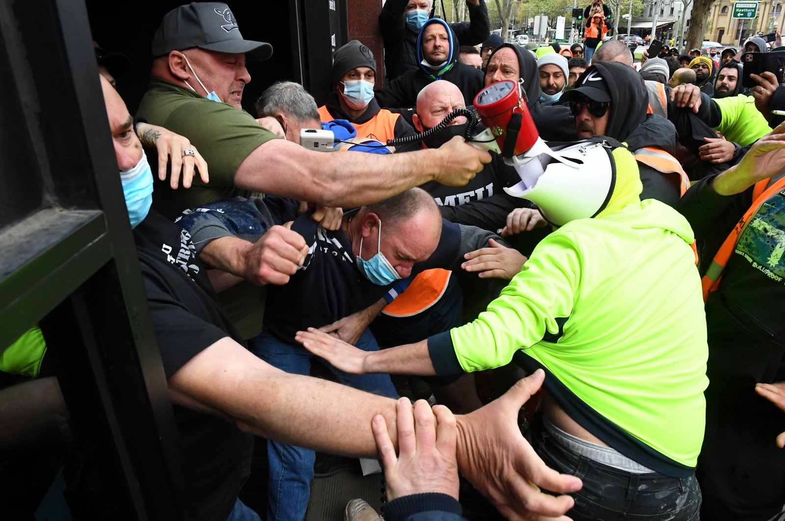 Construction workers clash with unionists at a protest at the Construction, Forestry, Maritime, Mining and Energy Union (CFMEU) headquarters in Melbourne, Victoria, Australia, Sept. 20, 2021.(EPA-EFE Photo)