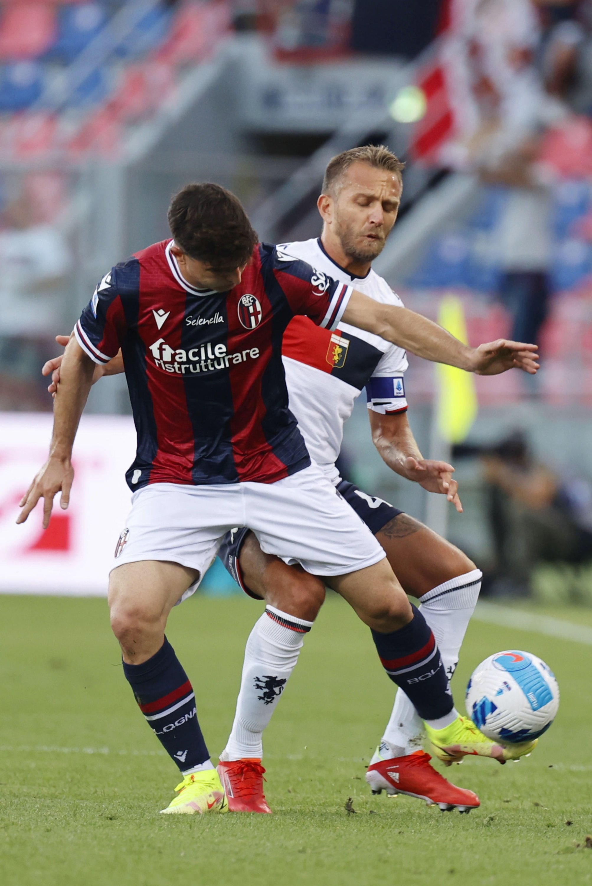Bologna's Riccardo Orsolini (L) and Genoa's Domenico Criscito (R) in action during a Serie A match at Renato Dall'Ara stadium in Bologna, Italy, Sept. 21, 2021. (EPA Photo)
