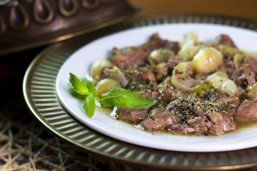 Meat and Shallots Stew seasoned with garlic from the menu of Yanyalı Fehmi Lokantası. (Courtesy of Yanyalı Fehmi Lokantası)