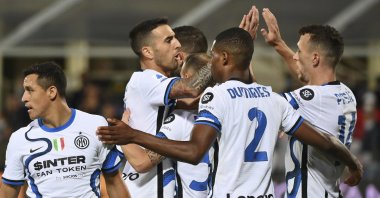 Inter Milan's Ivan Perisic (R) celebrates scoring with teammates in a Serie A match against Fiorentina at the Artemio Franchi stadium in Florence, Italy, Sept. 21, 2021. (AP Photo)