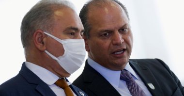 Brazil's Health Minister Marcelo Queiroga (L) talks with Brazilian Deputy Ricardo Barros (R) before a ceremony at the Planalto Palace in Brasilia, Brazil, Sept. 14, 2021. (Reuters Photo)