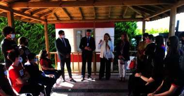 Ayşegül Selışık, FAO assistant representative for Turkey (R), Viorel Gutu, FAO Central Asia subregional coordinator and Turkey representative (2L) and Şirin Karadeniz, rector of Bahçeşehir University (2R) talk to students about food systems, in Ordu, northern Turkey, Sept. 13, 2021. (Courtesy of FAO Turkey)