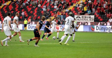 Footballers in action during the Turkish Süper Lig match between Gaziantep FK and Medipol Başakşehir at Kalyon Stadium, Turkey, Sept. 22, 2021 (DHA Photo)