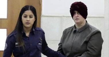 Israeli-born Australian Malka Leifer,(R), is brought to a courtroom in Jerusalem, Feb. 27, 2018. (AP Photo)