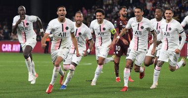 Paris Saint-Germain's Moroccan defender Achraf Hakimi (2nd L) celebrates with teammates after scoring his team's second goal during a Ligue 1 match between FC Metz in Longeville-les-Metz, eastern France, Sept. 22, 2021. (AFP Photo)
