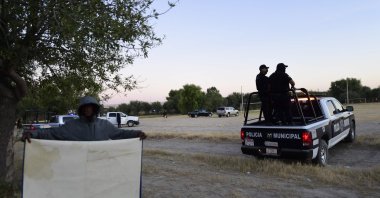 Mexican police prevent Haitian migrants to cross the Rio Grande river in Ciudad Acuna, Coahuila state, Mexico, on Sept. 23, 2021.(AFP Photo)