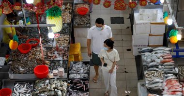 People shop for fish at a wet market during the COVID-19 outbreak, in Singapore, Sept. 21, 2021. (REUTERS Photo)