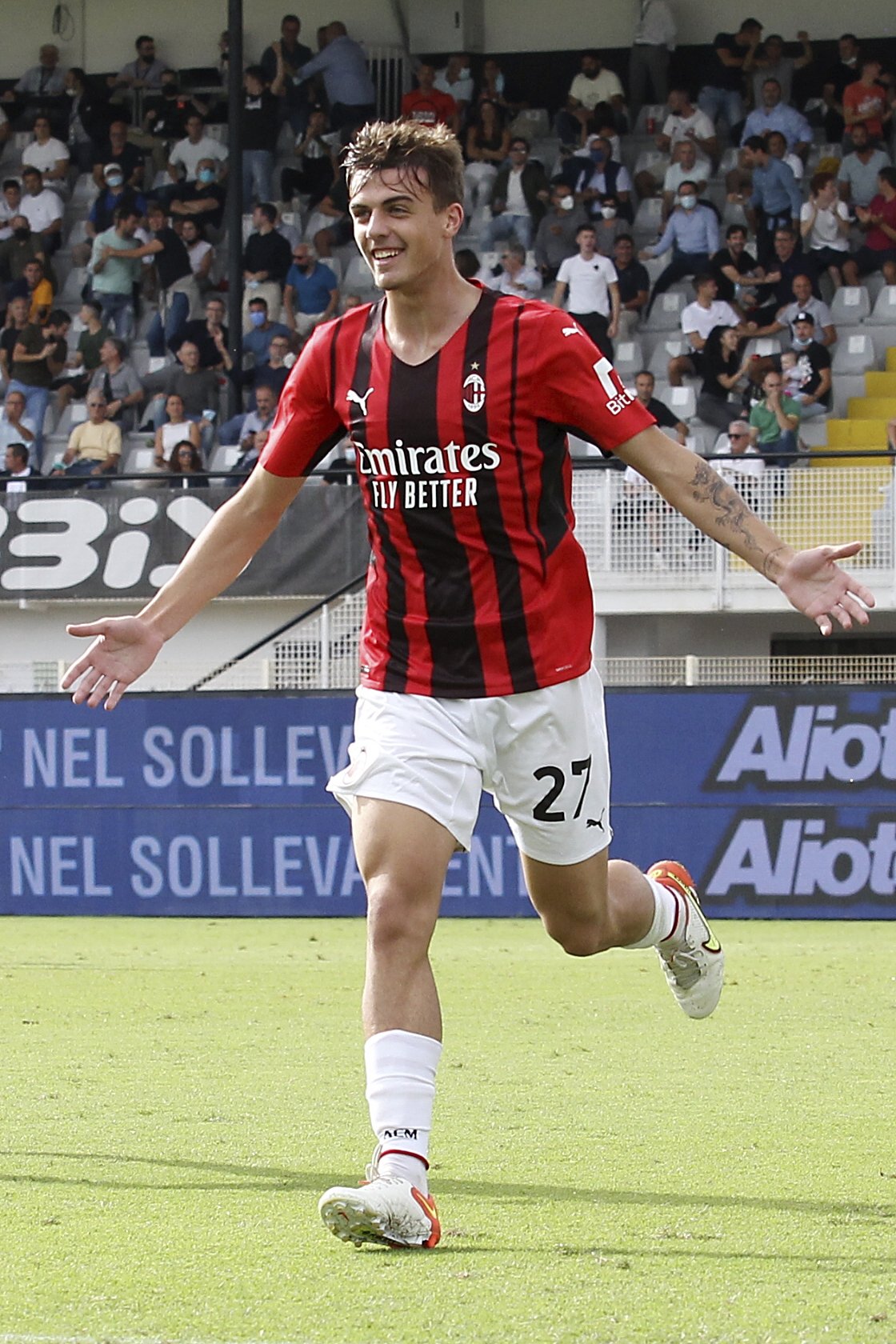 Milan's Daniel Maldini celebrates after scoring his side's first goal during a Serie A match against Spezia at the Alberto Picco stadium in La Spezia, Sept. 25, 2021. (AP Photo)