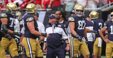 Notre Dame head coach Brian Kelly (C) talks to members of his team after a turnover against the Wisconsin Badgers at Soldier Field, Chicago, Illinois, U.S., Sept. 25, 2021. (AFP Photo)