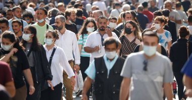 People wearing protective masks against COVID-19 on Istiklal Avenue, in Istanbul, Turkey, Sept. 19, 2021. (DHA PHOTO)