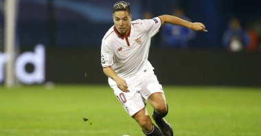 Samir Nasri controls the ball during a Champions League match between Dinamo Zagreb and Sevilla at the Maksimir stadium in Zagreb, Croatia, Oct. 18, 2016. (AP photo)