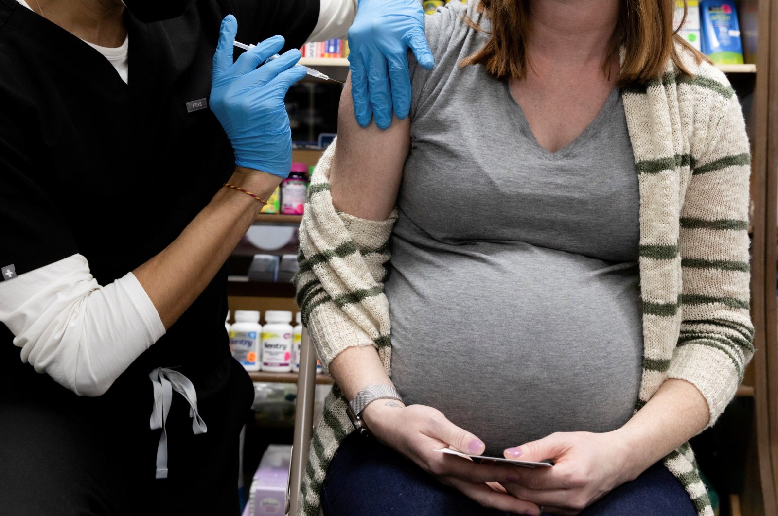A pregnant woman receives a vaccine for the coronavirus disease at Skippack Pharmacy in Schwenksville, Pennsylvania, U.S., Feb. 11, 2021. (Reuters Photo)