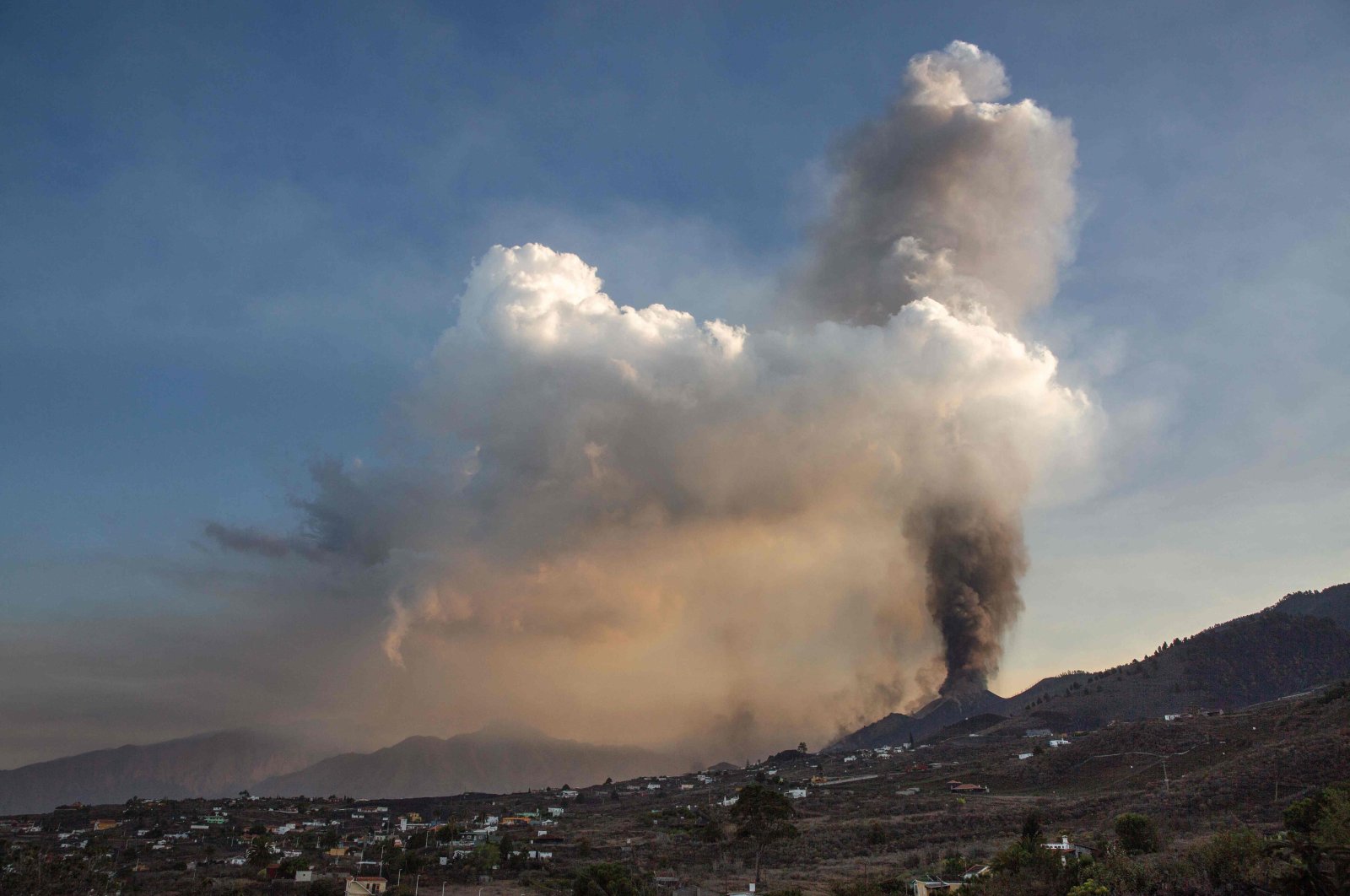 The Cumbre Vieja volcano is seen from Los Llanos de Aridane on the Canary island of La Palma, Sept. 25, 2021. (AFP Photo)