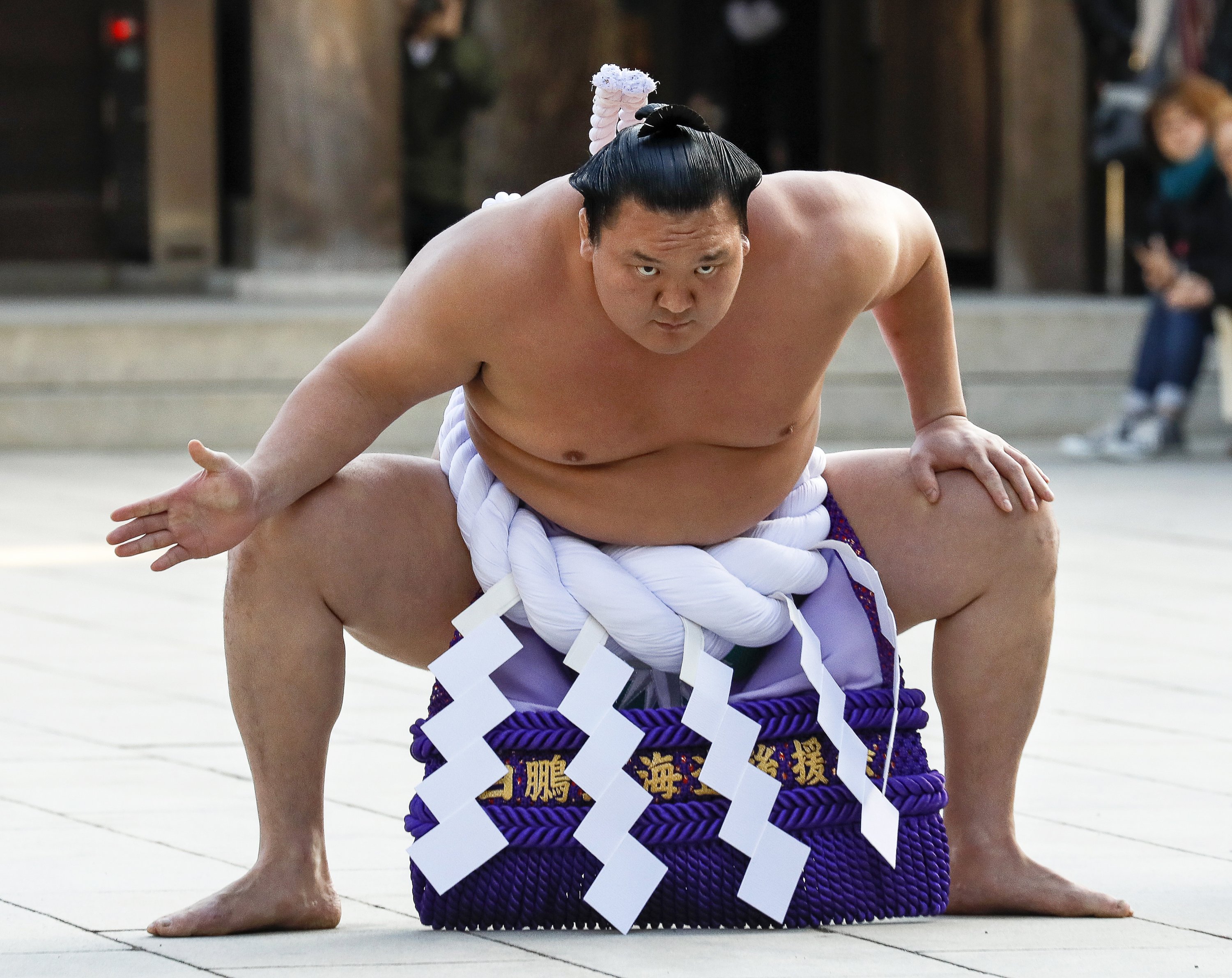 Knee issues force champion Hakuho to | Daily Sabah