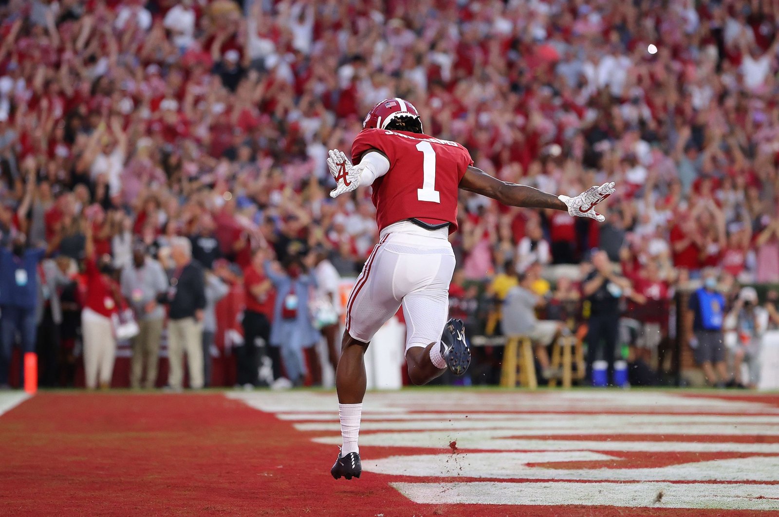 Jameson Williams (1) of the Alabama Crimson Tide reacts after returning the opening kickoff for a touchdown against the Southern Miss Golden Eagles during the first half at Bryant-Denny Stadium, Tuscaloosa, Alabama, U.S., Sept. 25, 2021. (AFP Photo)