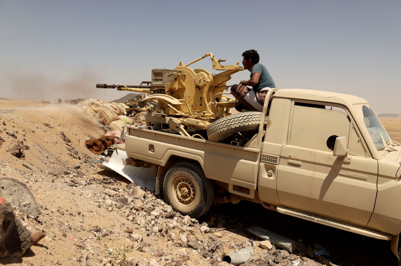 A Yemeni government fighter fires a vehicle-mounted weapon at a frontline position during fighting against Houthi fighters in Marib, Yemen, March 28, 2021. (Reuters Photo)