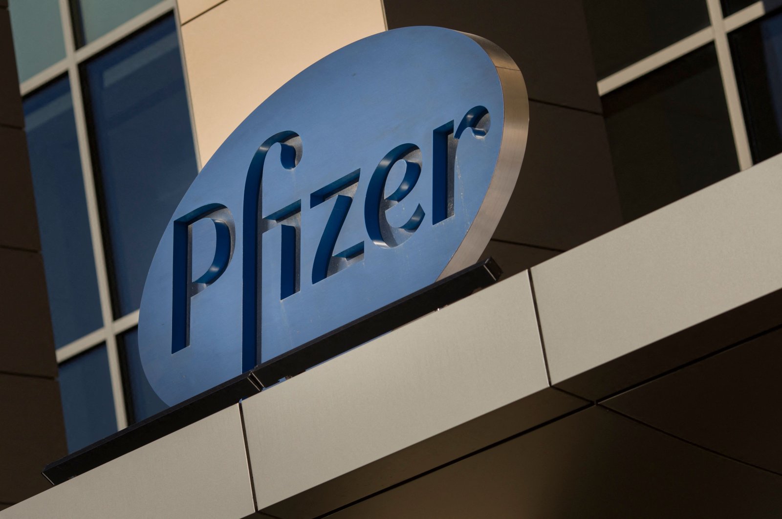 A sign for Pfizer pharmaceutical company is seen on a building in Cambridge, Massachusetts, U.S., March 18, 2017. (AFP Photo)