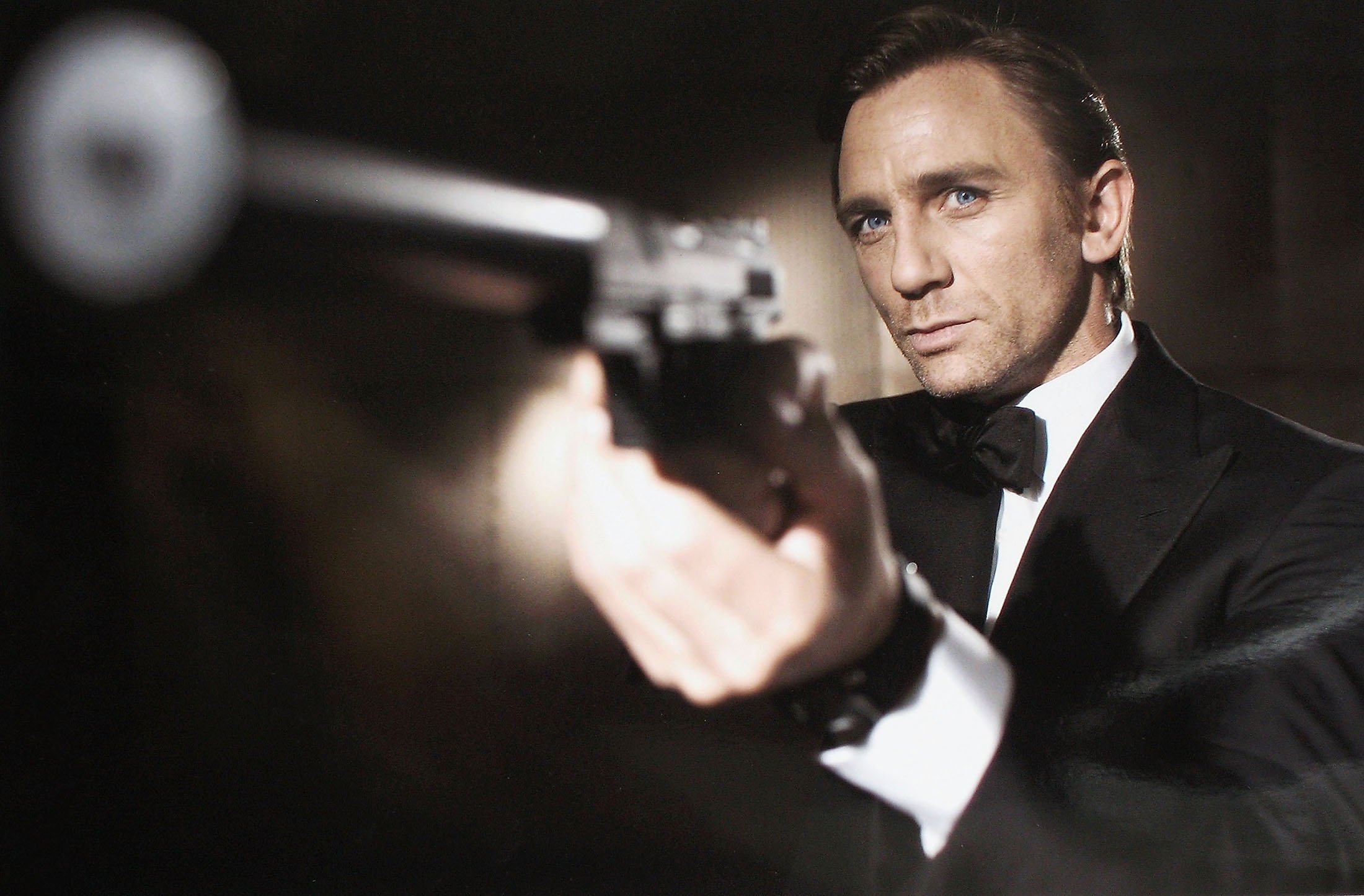 HD wallpaper: Daniel Craig, James Bond, 007, Walther, men, gun, weapon, one  person | Wallpaper Flare