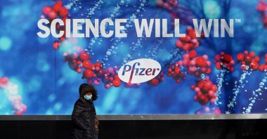  A person walks past the Pfizer Headquarters building in the Manhattan borough of New York City, New York, U.S., Dec. 7, 2020. (Reuters Photo) 