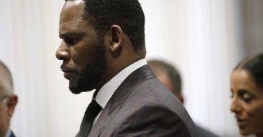R&B singer R. Kelly appears at a hearing before Judge Lawrence Flood at Leighton Criminal Court Building in Chicago, Illinois, U.S., June 25, 2019. (AFP Photo)