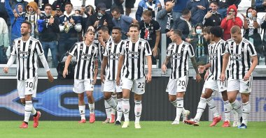 Juventus’ Paulo Dybala (2nd L) celebrates scoring the opening goal during a Serie A match against Sampdoria at Allianz Stadium in Turin, Italy, Sept. 26, 2021. (EPA Photo)