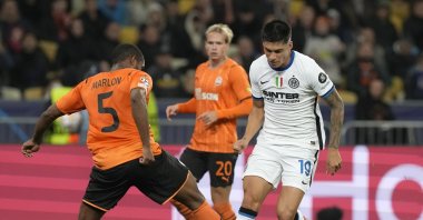 Shakhtar's Marlon (L) challenges for the ball with Inter Milan's Joaquin Correa during a Champions League match at the Olimpiyskiy Stadium in Kyiv, Ukraine, Sept. 28, 2021. (AP Photo)