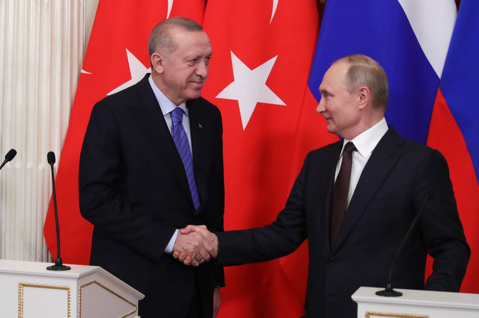  President Recep Tayyip Erdoğan (L) and Russian President Vladimir Putin (R) shake hands during a joint news conference following their talks in the Kremlin in Moscow, Russia, March 5, 2020. (EPA File Photo)