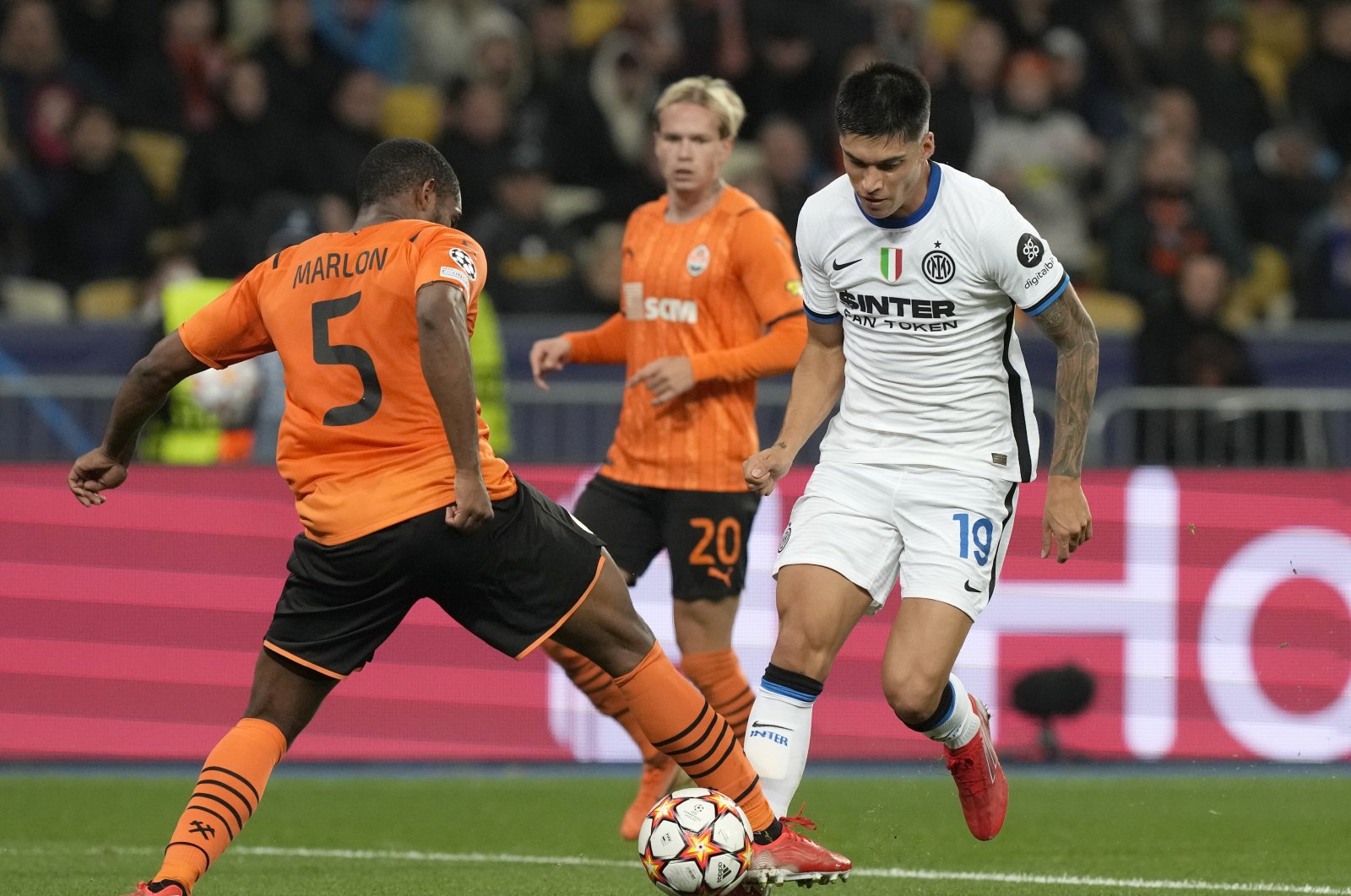Shakhtar's Marlon (L) challenges for the ball with Inter Milan's Joaquin Correa during a Champions League match at the Olimpiyskiy Stadium in Kyiv, Ukraine, Sept. 28, 2021. (AP Photo)